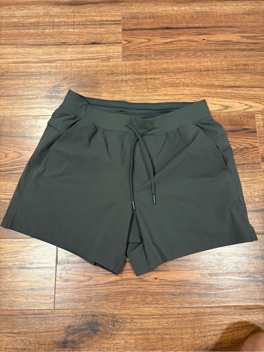 Lululemon Men’s Zeroed In Shorts 5” – Medium – Black